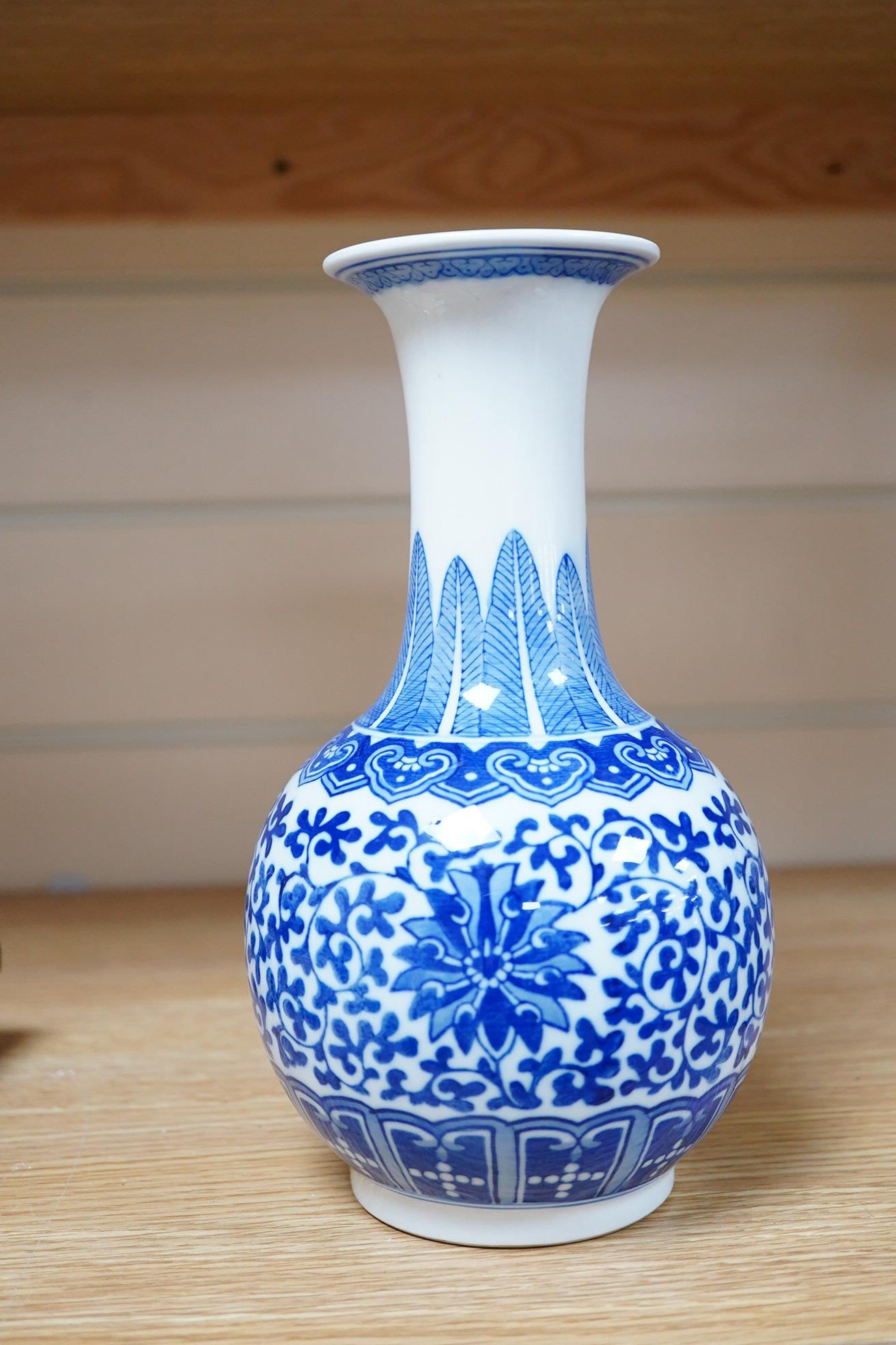 A Chinese blue and white porcelain vase, 22cm high